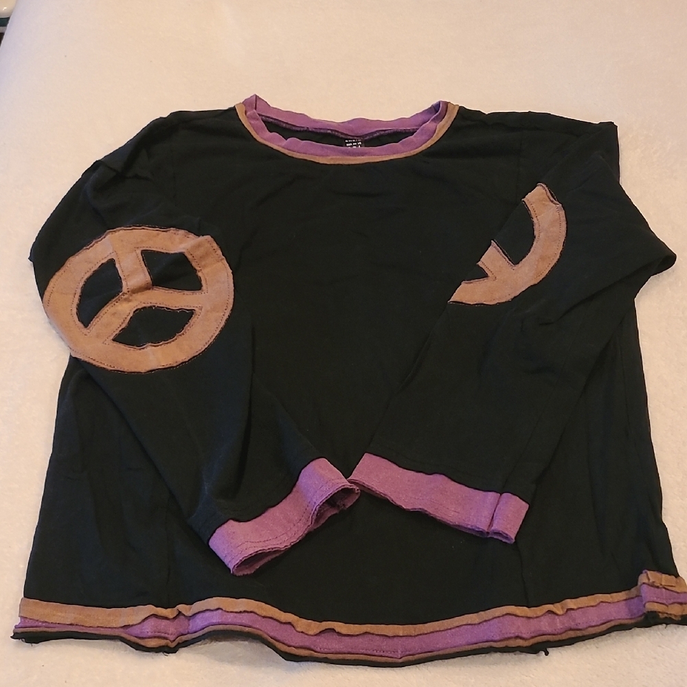 SHEIN Black and Tan Long Sleeve Tee with Peace Sign